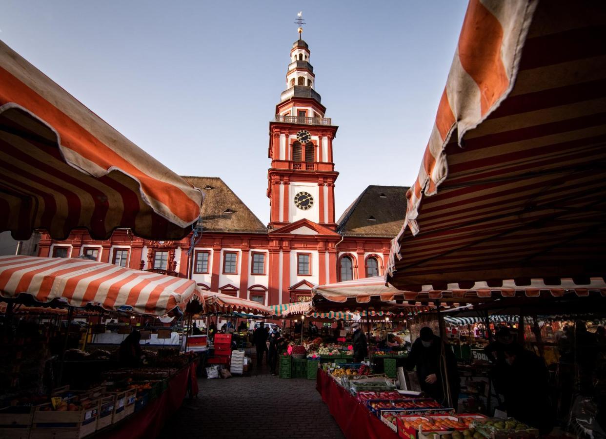 Hostel Mannheim Luaran gambar The Christmas market in front of the church