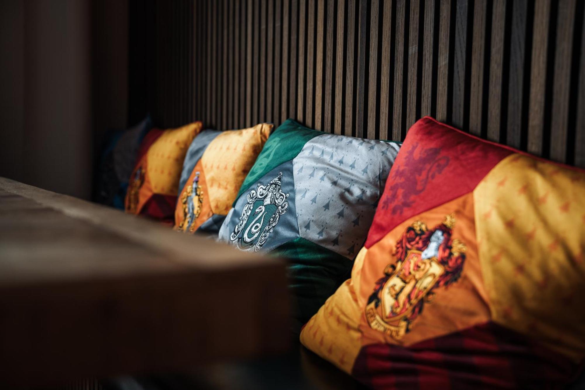 Hostel Mannheim Luaran gambar Pillows with the coats of arms of the four houses