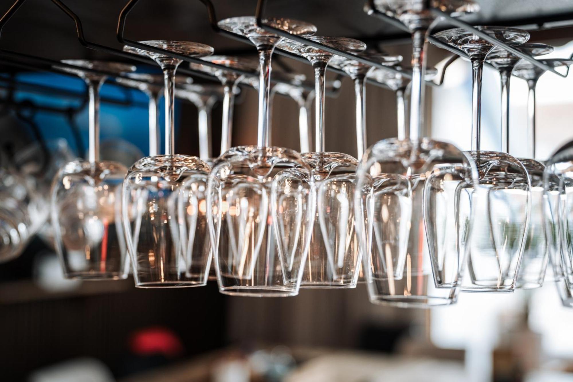 Hostel Mannheim Luaran gambar Wine glasses hanging from a wine rack