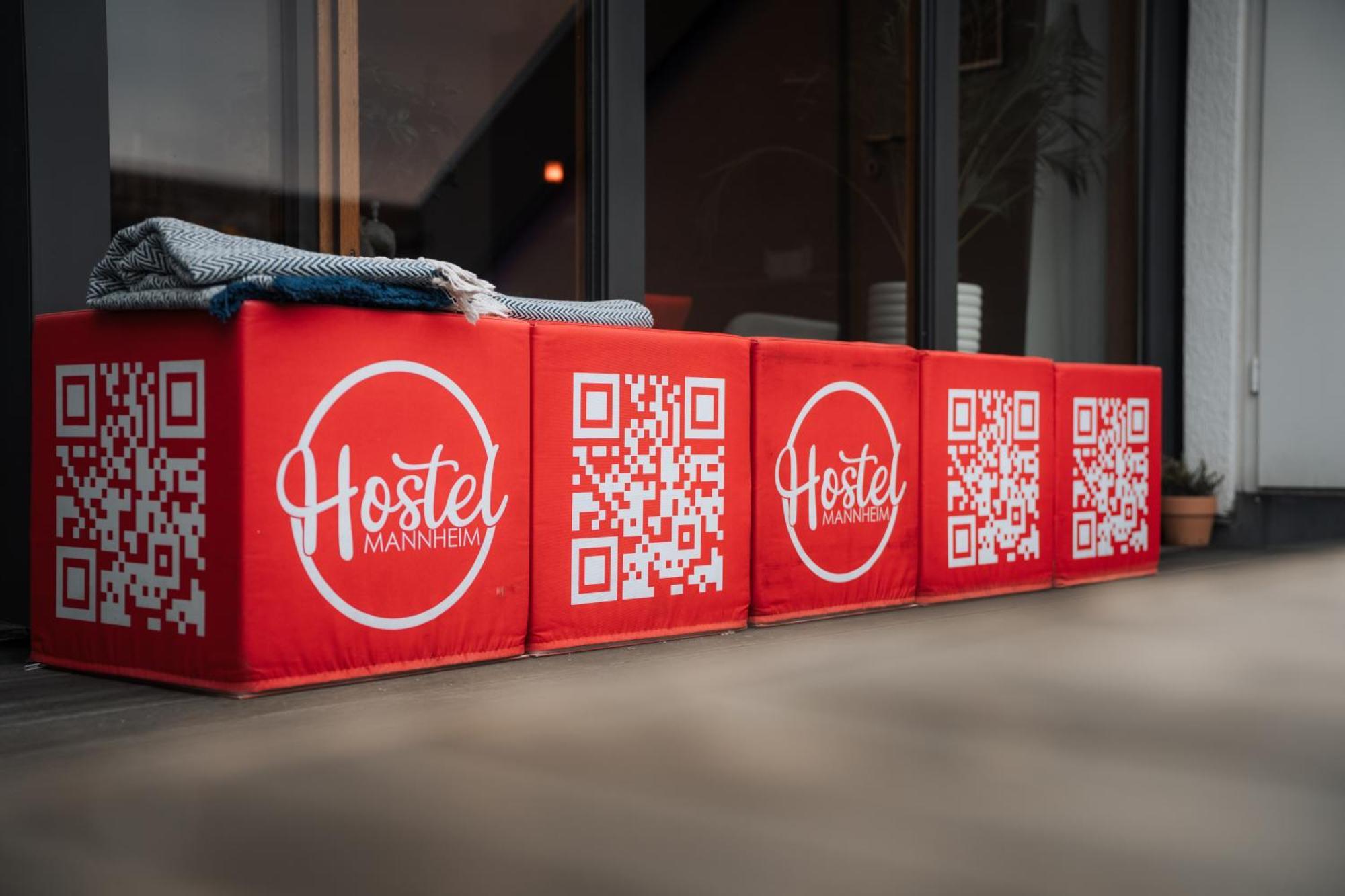 Hostel Mannheim Luaran gambar QR codes on a bench